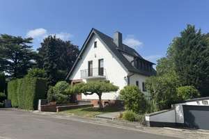 Charmantes 1-2 Familienhaus mit tollem Grundstück  in guter Lage