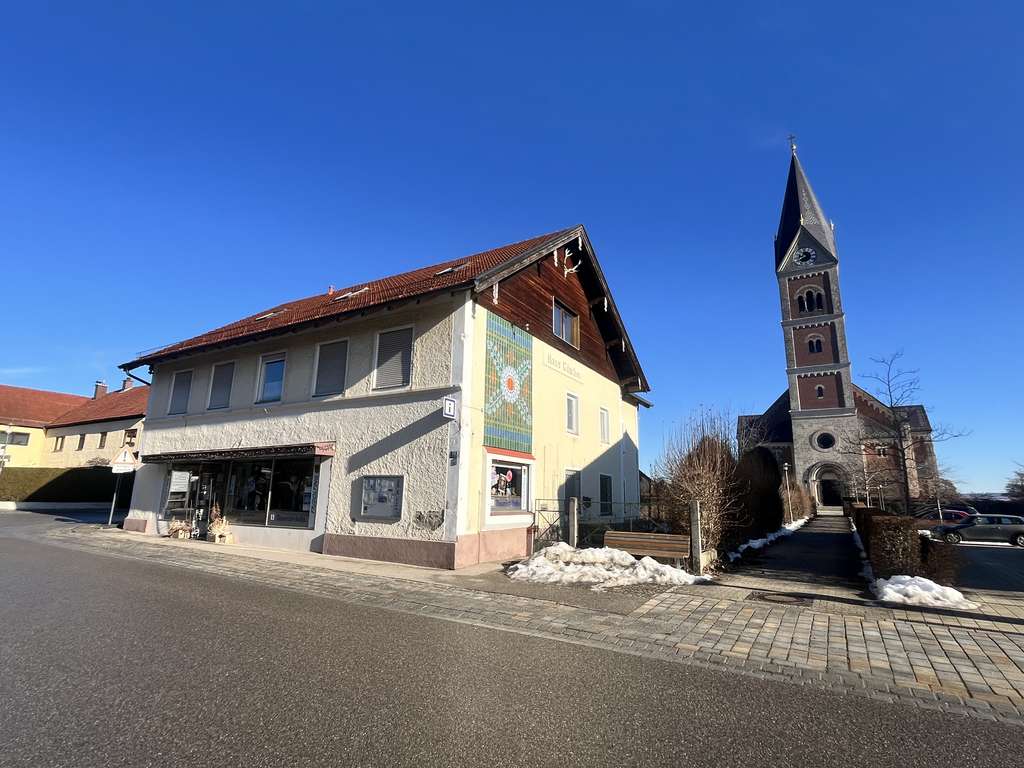 Immobilie in Fridolfing - Renovierungsbedürftiges Haus mit 4 Wohnungen und einem Geschäftslokal mit Garagen in Fridolfing - Bild 0