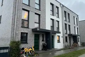Exklusives, neuwertiges 5-Zimmer-Reihenhaus mit lux. Innenausstattung und EBK – Rothkelchenweg 28, 65205 Wiesbaden – Vorschaubild 1