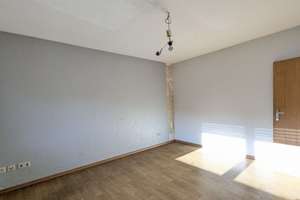 Angenehmes Zweifamilienhaus in ruhiger Lage mit kleinem Gärtchen und 2 Pkw-Stellplätzen. – Im Hohlenfels 12, 55606 Kirn – Vorschaubild 7
