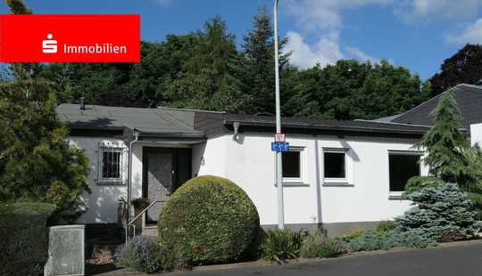 Bild von Charmanter Bungalow in Schwalbach-Limes, ruhige Lage, am Park gelegen, Garage, Keller