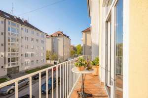 Exklusive & helle Altbauwohnung mit Aufzug direkt in die Wohnung & zwei Balkonen