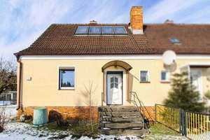 Bezugsfrei: Sanierungsbedürftige Doppelhaushälfte mit viel Potenzial und großem Garten