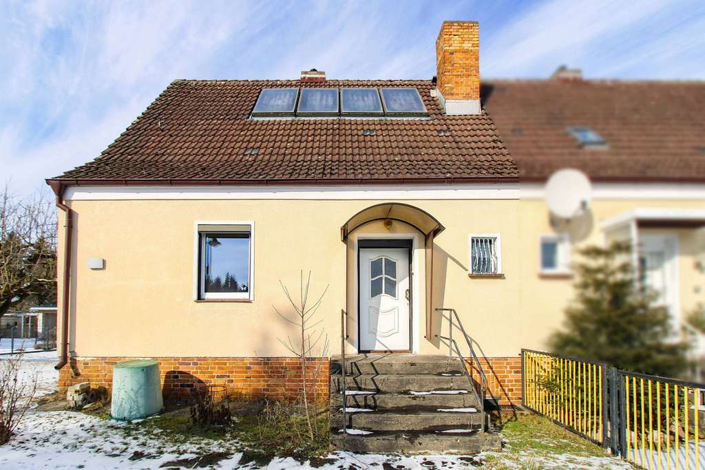 Immobilie in Bernau - Bezugsfrei: Sanierungsbedürftige Doppelhaushälfte mit viel Potenzial und großem Garten - Bild 0