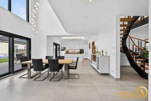 Exklusives Wohnen auf höchstem Niveau, modernes Traumhaus mit Pool, Whirlpool und Design-Ausstattung – Die vollständige Adresse der Immobilie erhältst du vom Anbieter., 84097 Herrngiersdorf – Vorschaubild 2