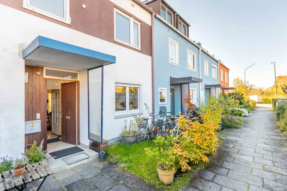 Reihenmittelhaus mit 5,5 Zimmern, Wintergarten, Dachausbau und Garage