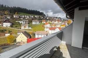 Gepflegte 3 Zimmer Wohnung im 2.OG mit EBK, Balkon in 78148 Gütenbach, WM: PAUSCHAL 710€ – Breiteneckweg 9, 78148 Gütenbach – Vorschaubild 1
