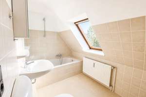 Helle 1-Zimmer-Dachgeschosswohnung mit Einbauküche in Lübeck-Kücknitz zu vermieten! – Redderkoppel 10, 23569 Kücknitz, Lübeck – Vorschaubild 4