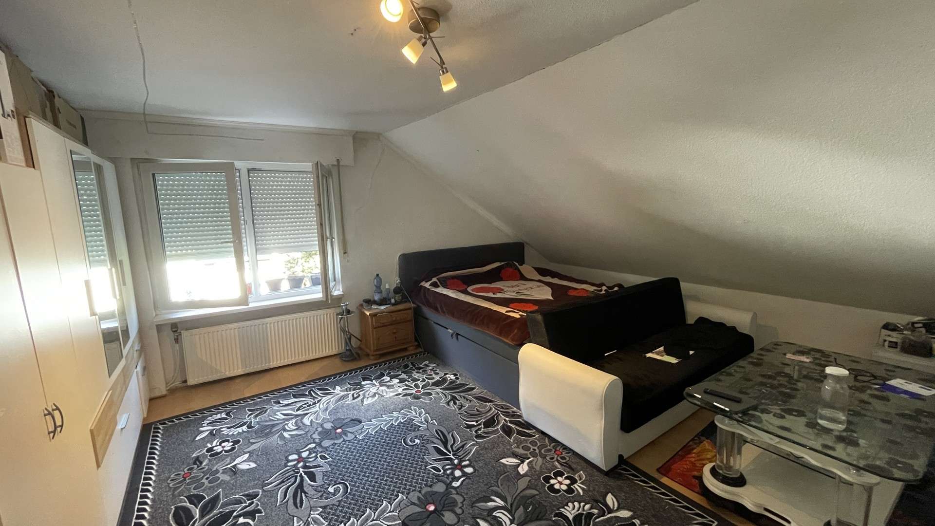 Immobilie in Hennef (Sieg) - Gepflegtes, verklinkertes Zweifamilienhaus mit zwei Garagen und PV-Anlage in Hennef-Blankenberg! - Bild 0