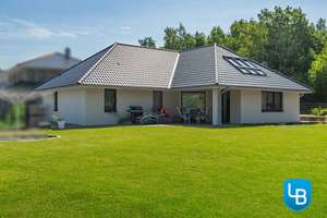 Neuwertig, elegant und energieeffizient – ein Haus, das Zukunft baut. – Die vollständige Adresse der Immobilie erhältst du vom Anbieter., 24610 Trappenkamp – Vorschaubild 1