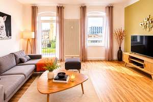 Kollwitzkiez: möblierte 2-Zimmer-Altbauwohnung mit Wohnküche & Südost-Balkon – provisionsfrei