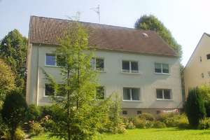 Modernisierte 2-Zi.-Whg eigenem Gartenanteil, Holzdielen und Wohnküche in direkter Waldrandlage auf