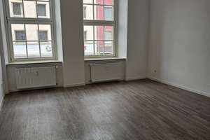 Sehr großzügige helle 2-Zimmer-Wohnung in zentraler Lage