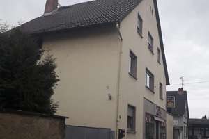 Mehrfamilienhaus mit Gewerbefläche + 3 Wohnungen. Vielfältig nutzbar!