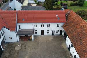 Komplett sanierte Wohnung in historischem Hofgebäude mit großem Innenhof