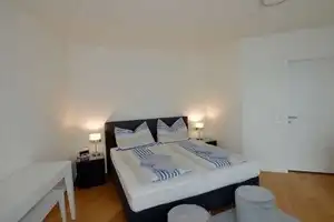 Stilvolle 2-Zimmer-Wohnung mit EBK in Magdeburg – Freiherr-vom-Stein-Straße 42, 39108 Magdeburg – Vorschaubild 1