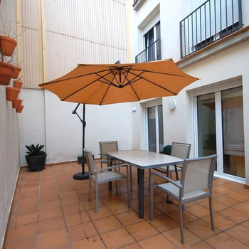 Zentrale 3-Zimmer-Wohnung, 1 Bad, Küche, Wohn-/Esszimmer und eine große Terrasse mit Möbeln für Mome