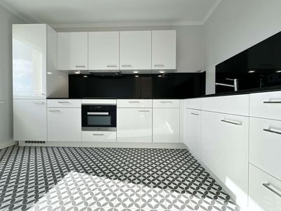 Hochwertig sanierte 3-Zi.-Wohnung mit exklusiver Einbauküche, PKW-Stellplatz und Südwestbalkon