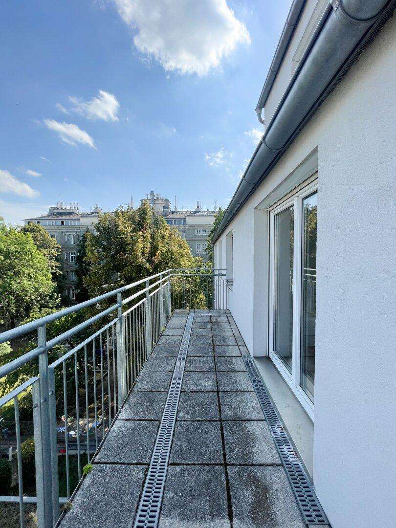 DAS INVESTMENT! FRISCH SANIERT! Prachtvolle und einzigartige Dachgeschosswohnung mit Terrasse und Loggia im 16. Wiener Gemeindebezirk zu verkaufen