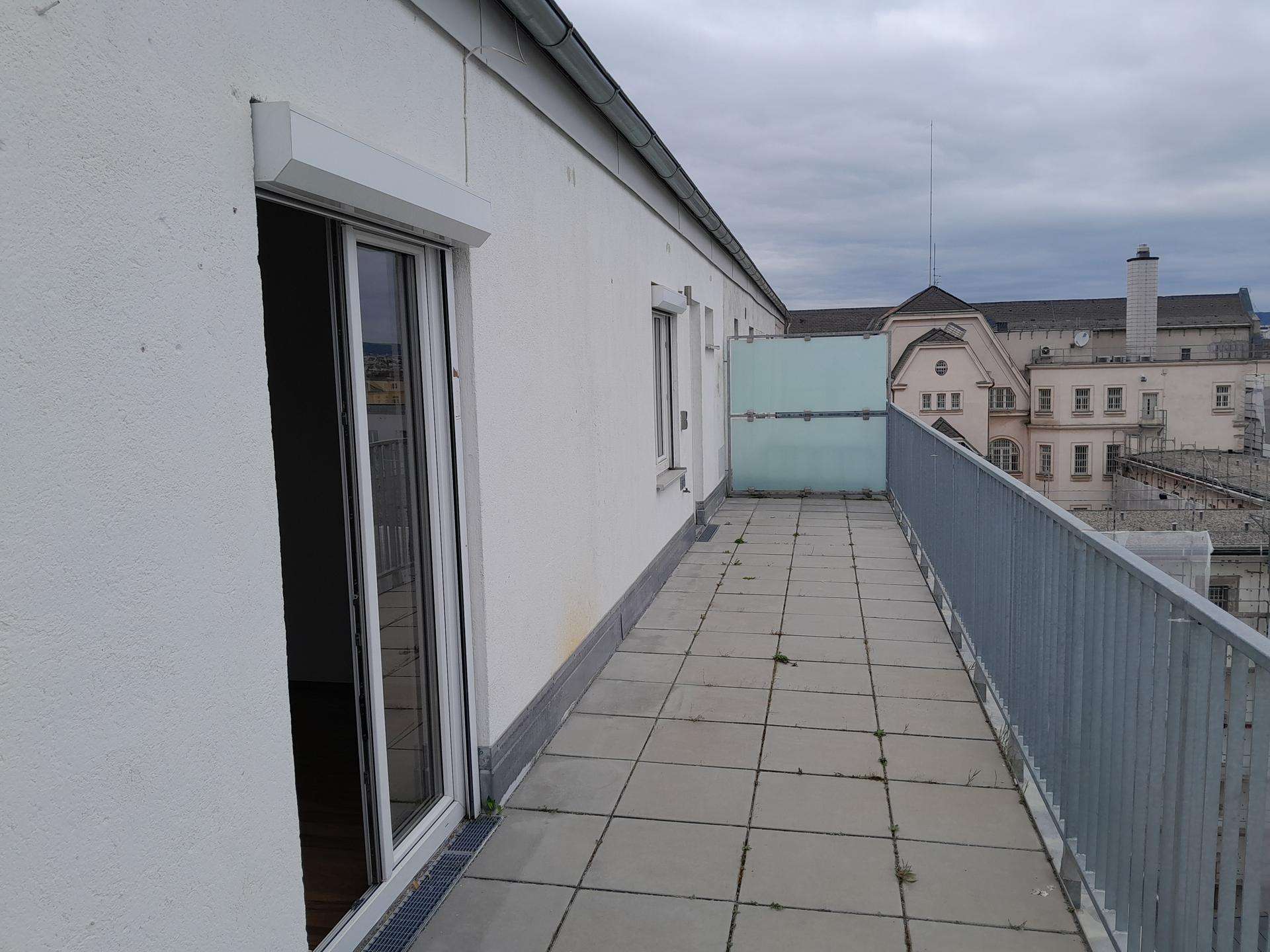 Helle Dachgeschoßwohnung mit großer Terrasse sucht neuen Mieter