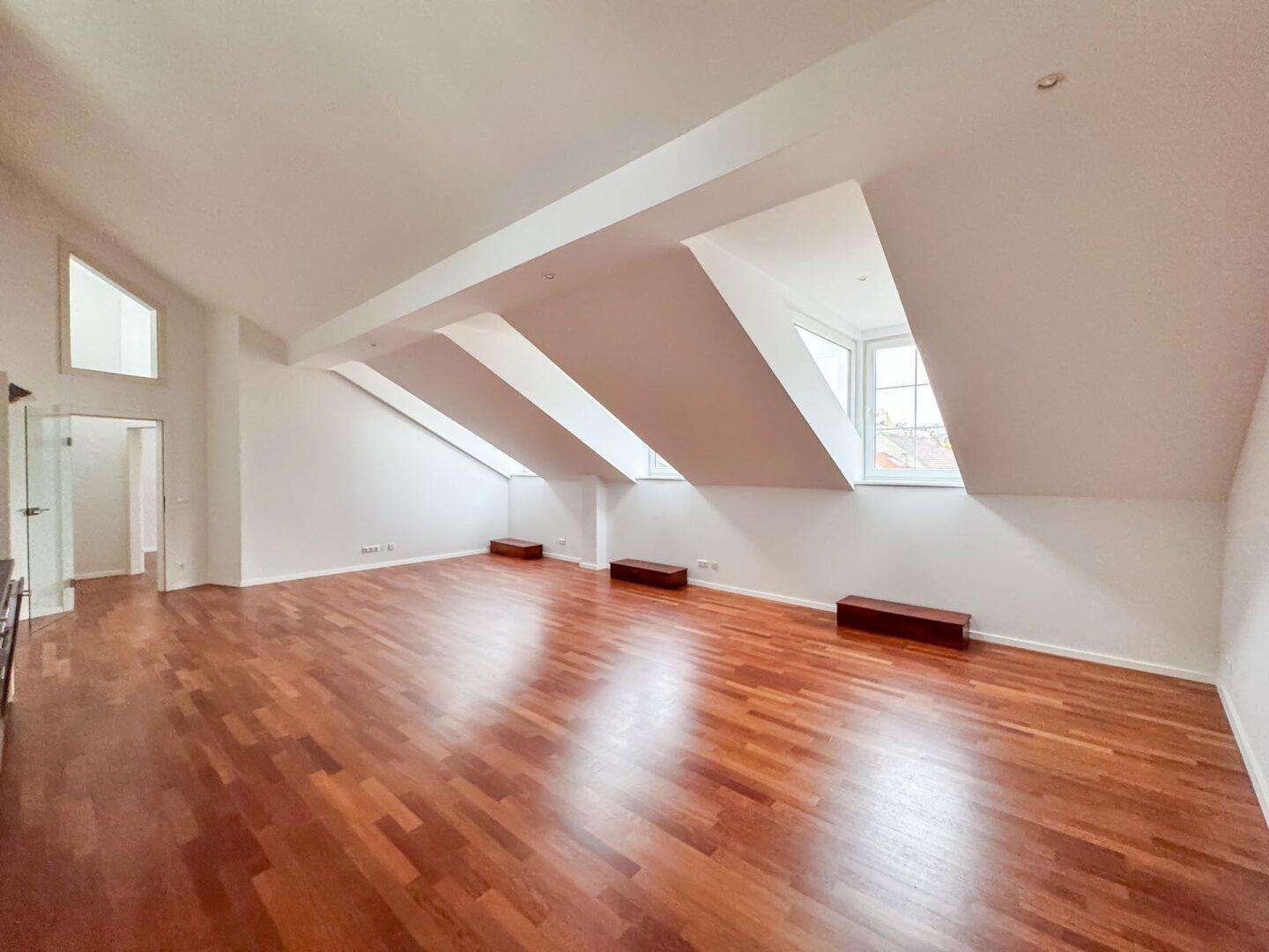 106 m2 große Drei-Zimmer Wohnung mit 25 m2 großer Dachterrasse! Separat begehbar, Neustiftgasse/ Sankt-Ulrich-Platz!