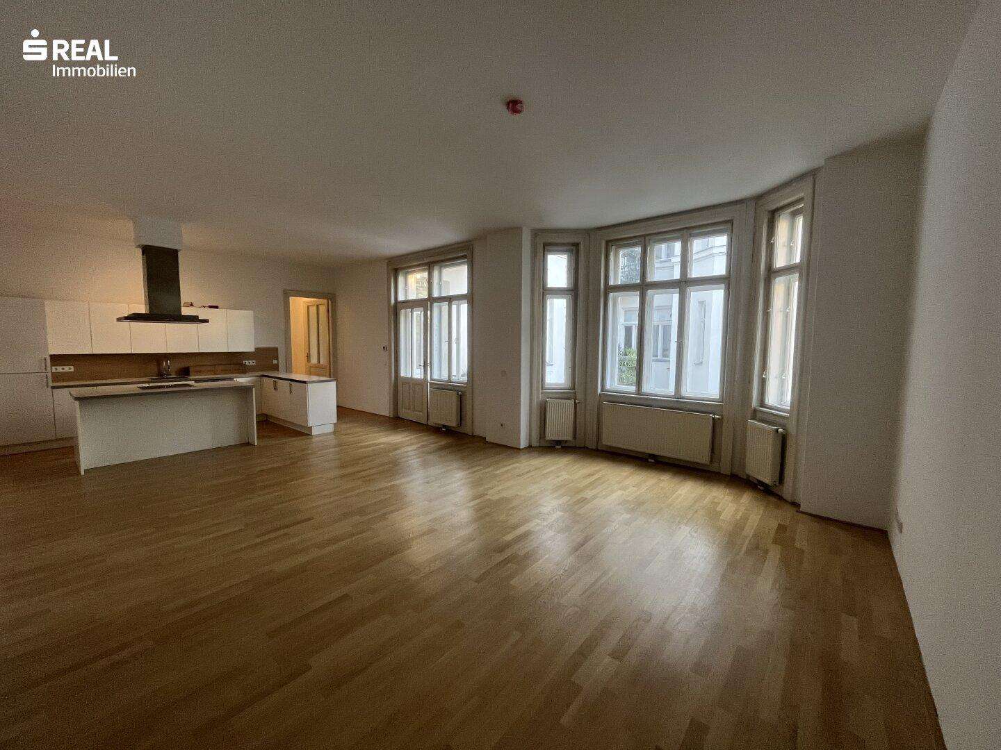 neu ausgemalte 4-Zimmerwohnung mit innenhofseitigen Balkon in guter Lage!