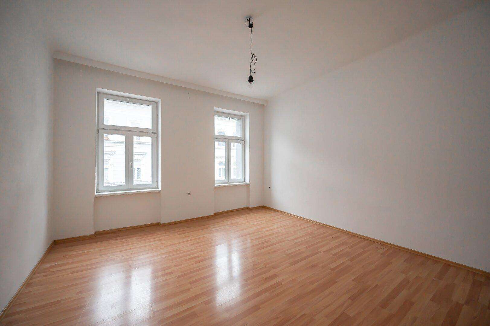 ++NEU++ renovierungsbedürftige 2-Zimmer ALTBAU-WOHNUNG in sehr guter Lage!