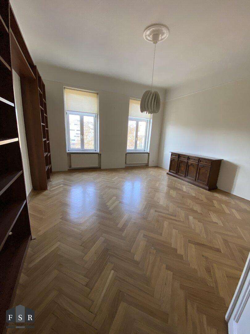 Gepflegte Altbauwohnung mit Loggia - ideal für Singles oder Paare