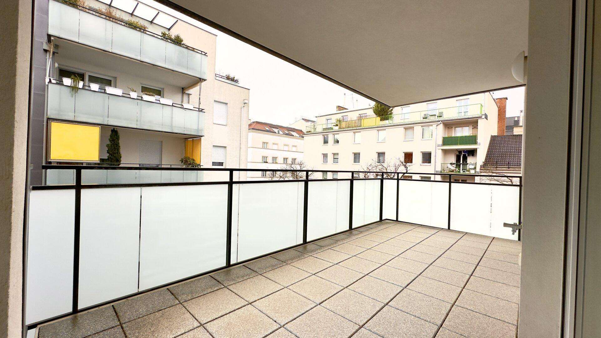 Neuwertige moderne Wohnung mit großem Balkon