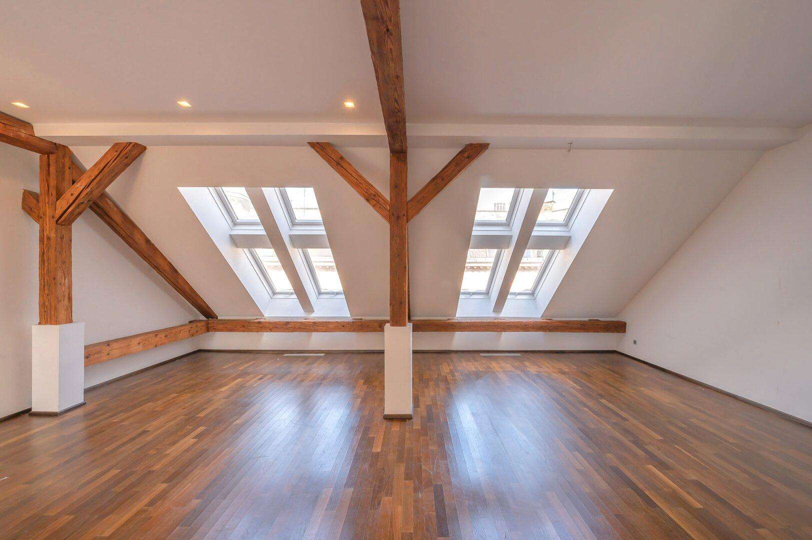 3-Zimmer-Wohnung im Dachgeschoss mit hofseitiger Terrasse - leichter Adaptierungsbedarf