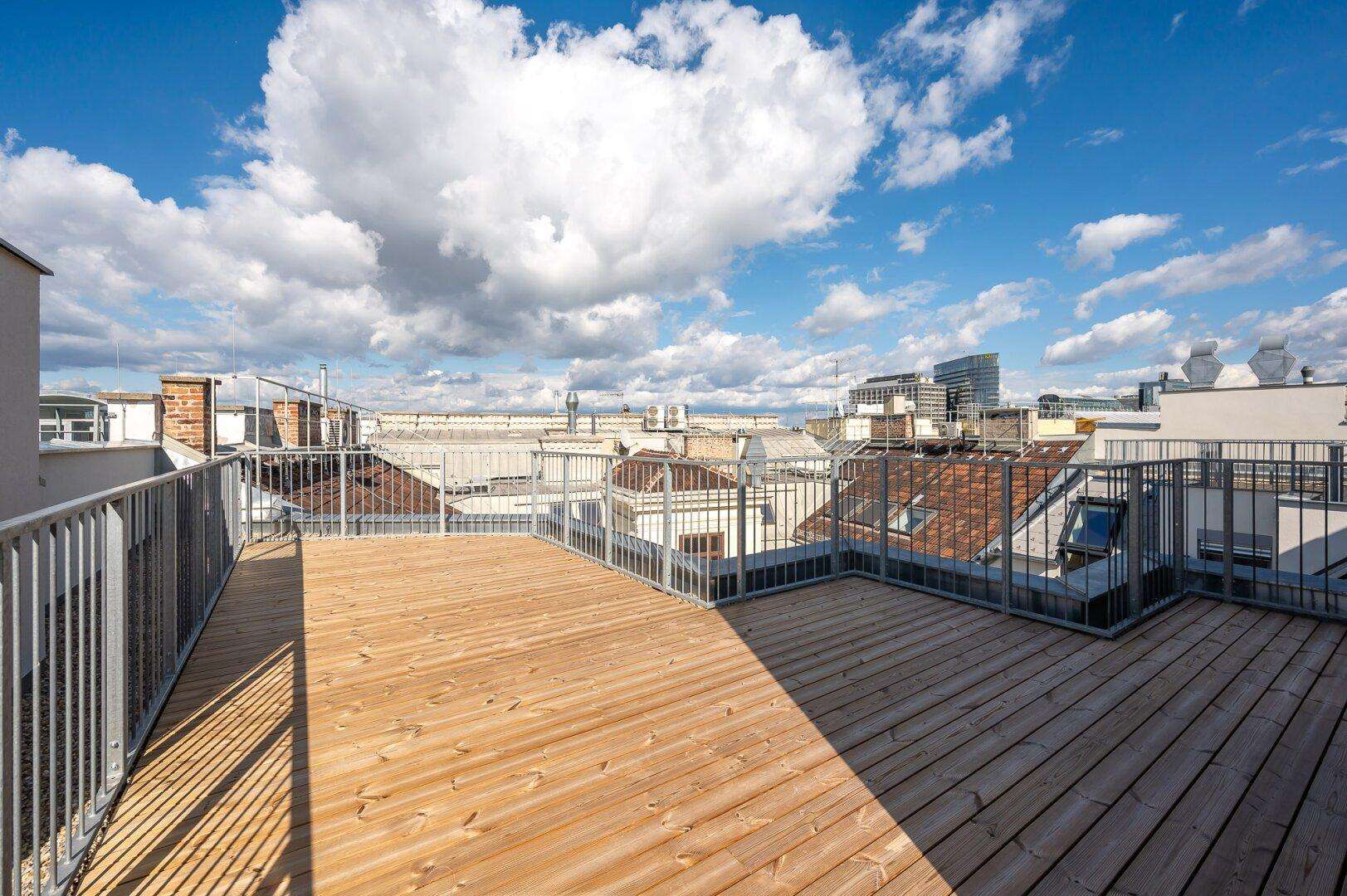 ERSTBEZUG im DG-Ausbau: luxuriöse Maisonettewohnung mit einer 38m² Dachterrasse uvm.!