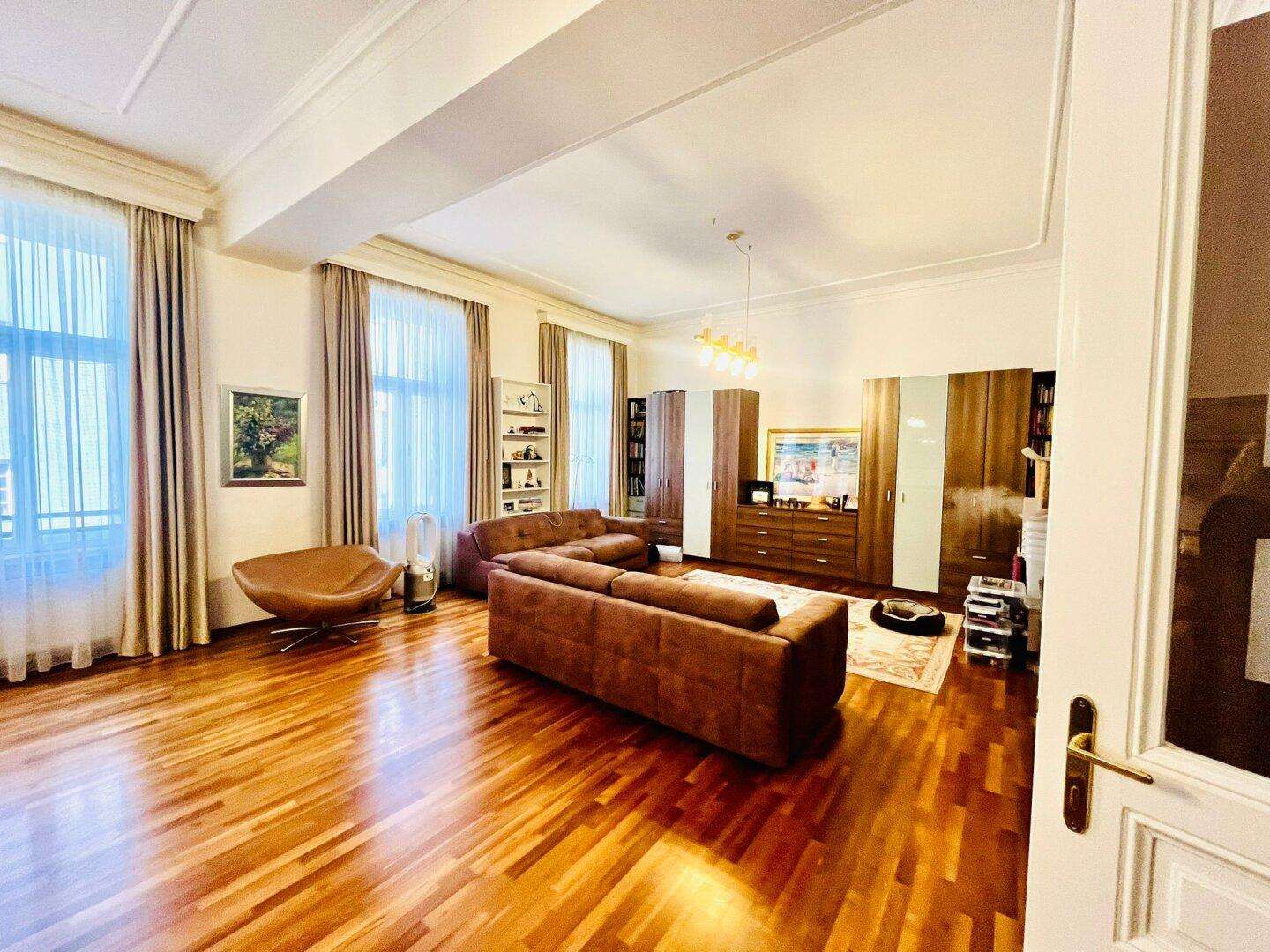 Exklusive 200m² Mietwohnung in Toplage 1080 Wien - Luxuriöses Wohnen mit 4 Zimmern, 4 WCs und 3 Bädern
