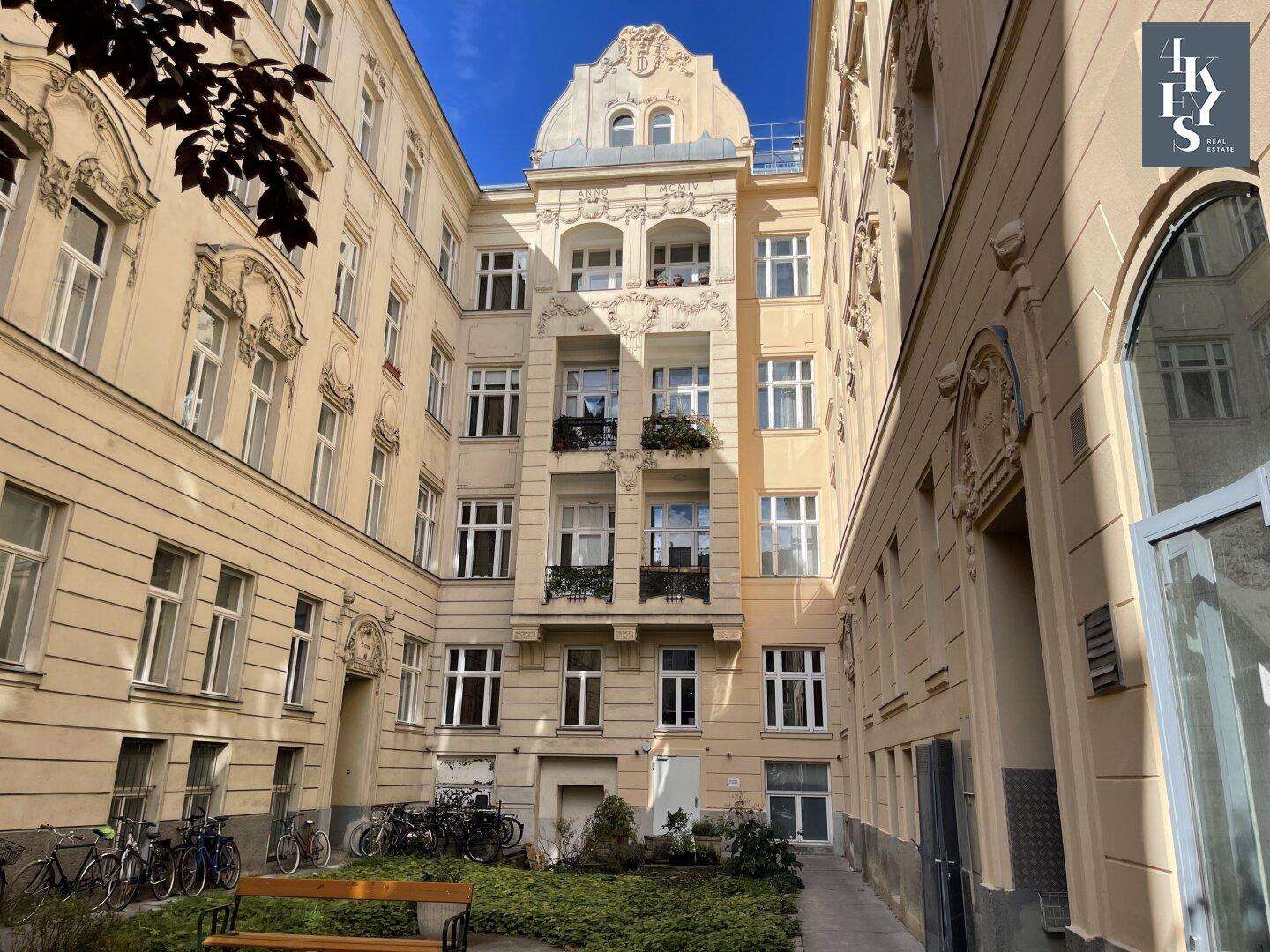 Sanierungsbedürftige 1-Zimmerwohnung in traumhaften Stilaltbau