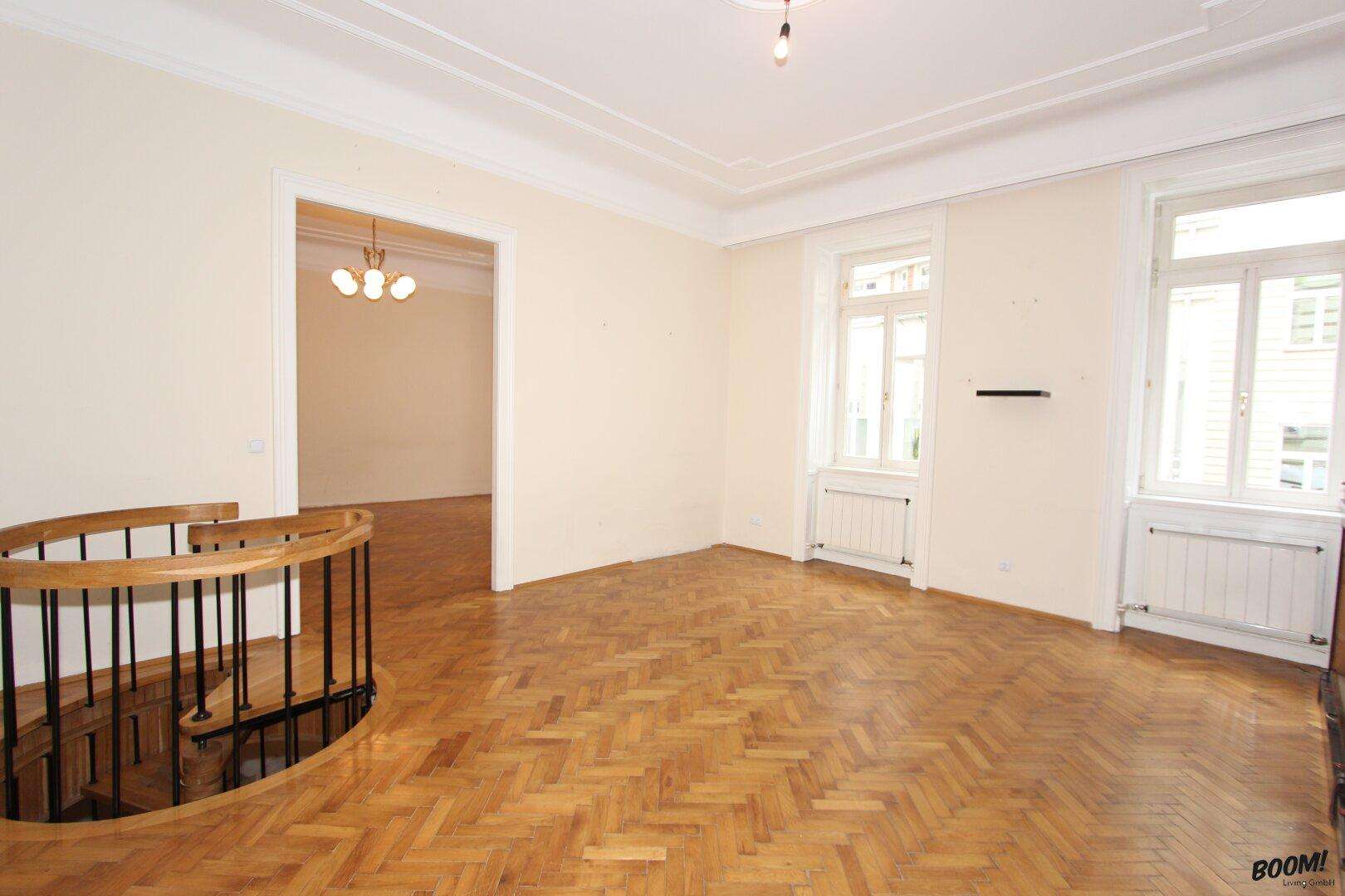 CHARMANTE, RENOVIERUNGSBEDÜRFTIGE MAISONETTE WOHNUNG MIT INSGESAMT ca. 185 M² WOHNFLÄCHE