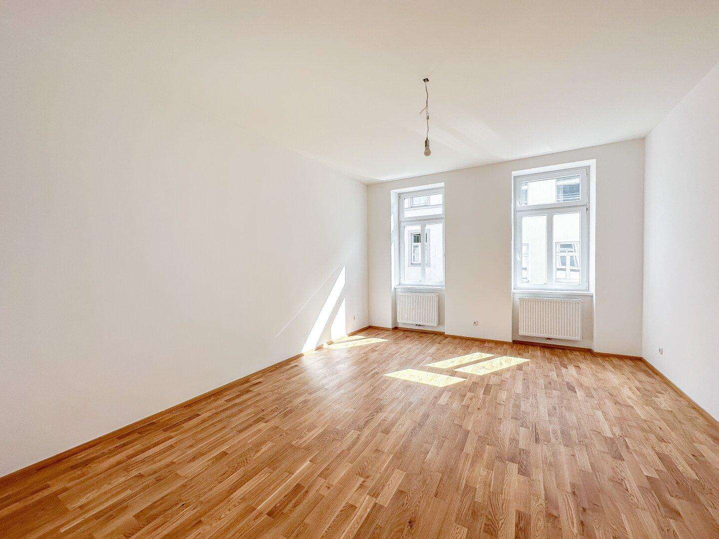 // Altbau-Projekt nahe dem Auer-Welsbach-Park // generalsanierte 1-Zimmer-Garconniere mit west-seitigen BALKON in Ruhelage