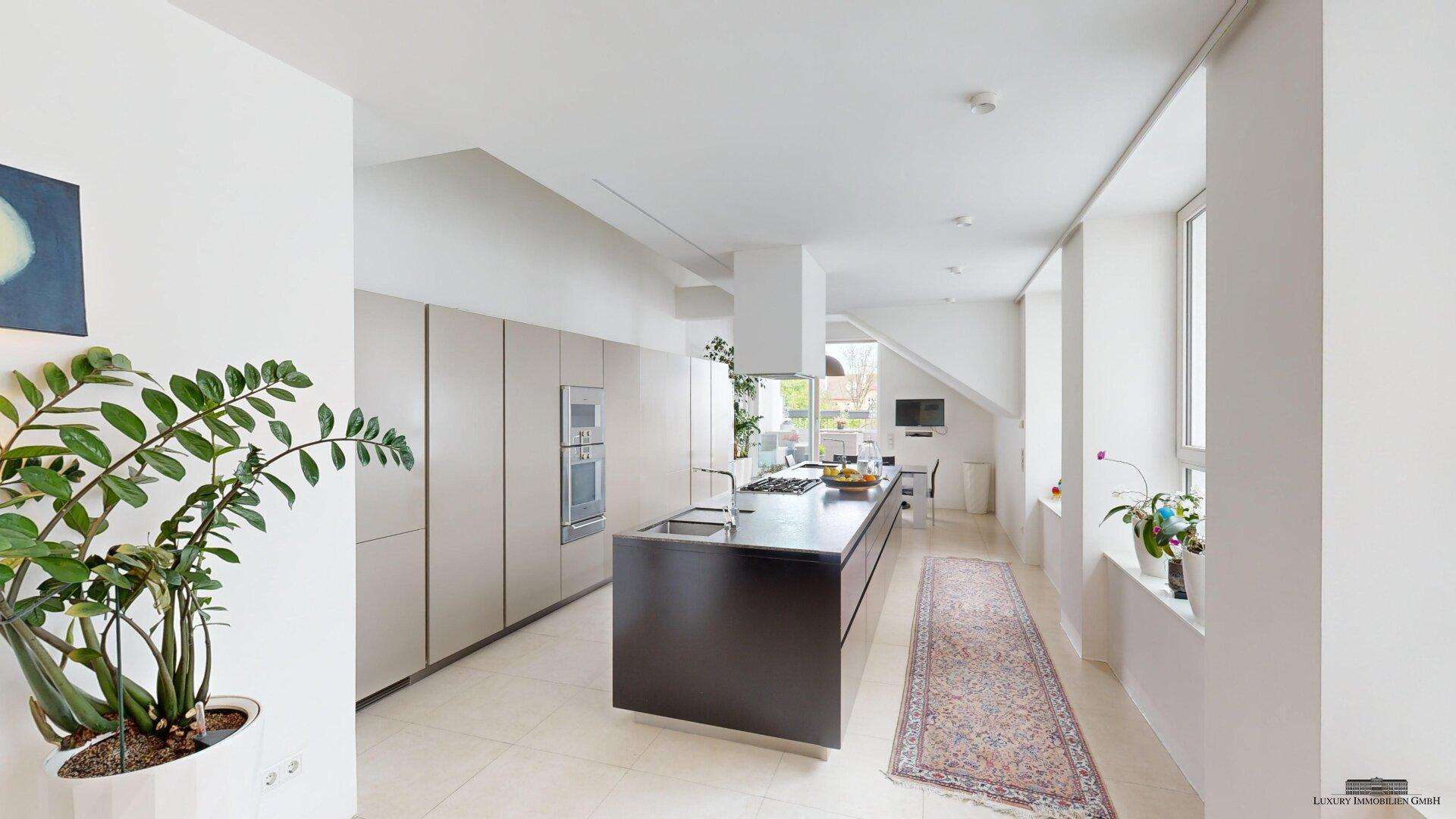 A rare gem: 280m2 // 5 bedrooms // 3 bathrooms // 1 garage // 2 balconies & much more in the middle of Landstraßer Hauptstraße