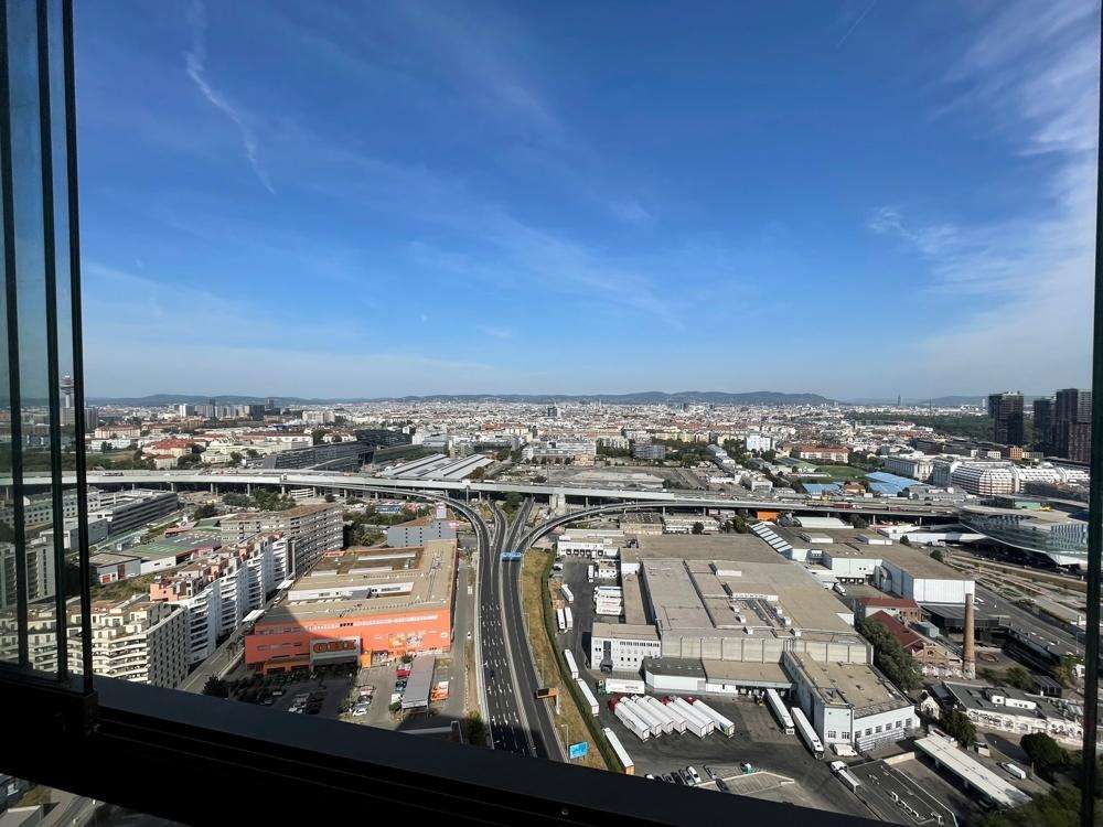 HELIO TOWER, U3-Nähe: Moderne 2-Zimmer-Wohnung mit Loggia im 33. Stock und Weitblick, PROVISIONSFREI