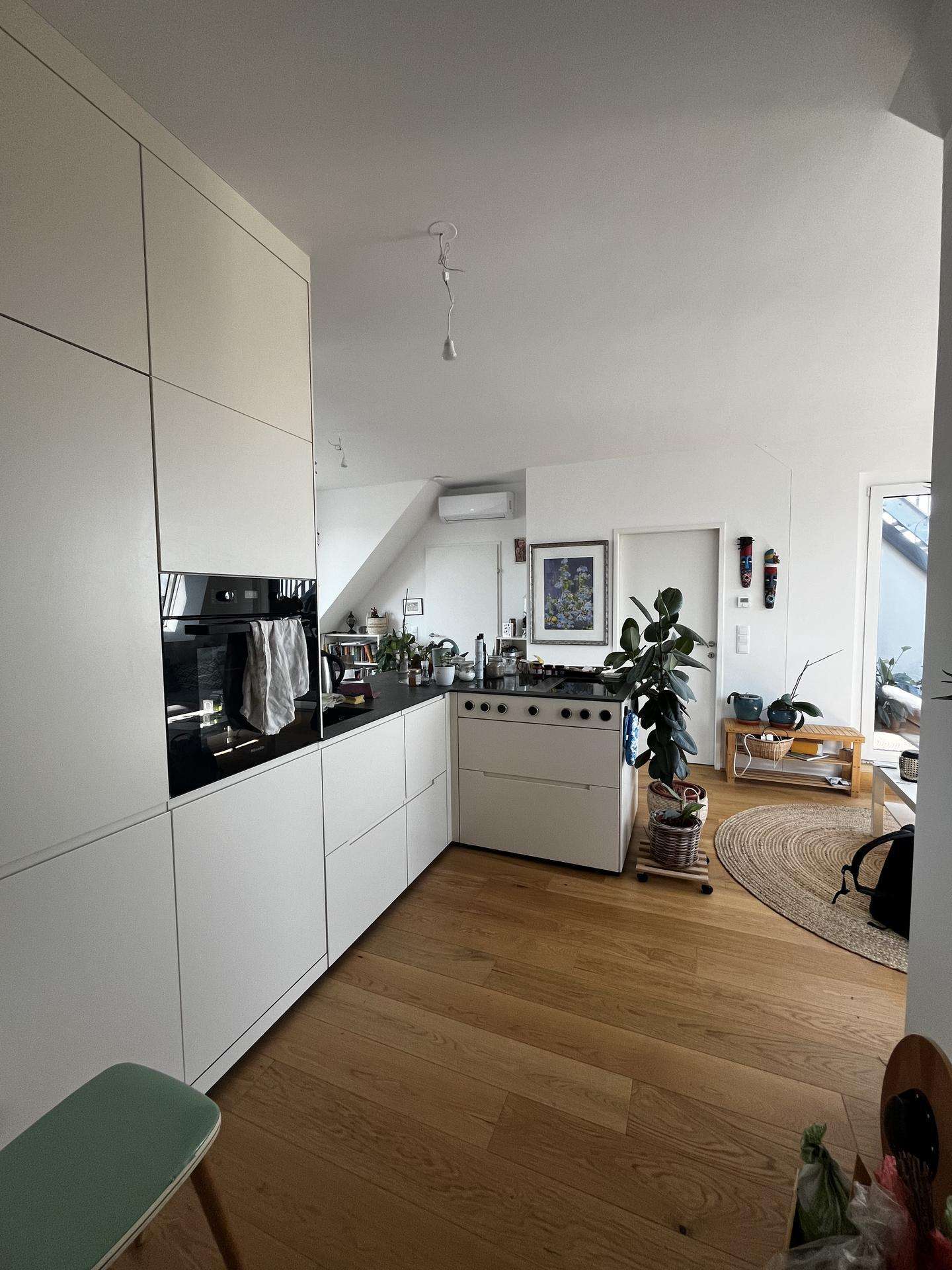 Klimatisierte 2,5 Zimmer Wohnung mit Top- Küchen Ausstattung, Terrasse und Fernblick