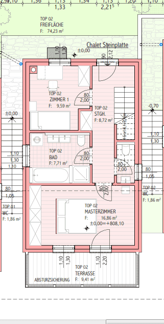 Grundriss des unteren Geschosses mit drei Schlafzimmern, einem Badezimmer und einer Terrasse.