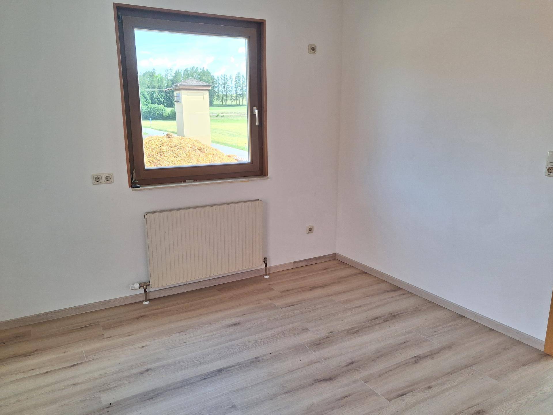 Kleiner, heller Büroraum mit einem Fenster und Heizkörper, bietet eine ruhige Arbeitsumgebung.
