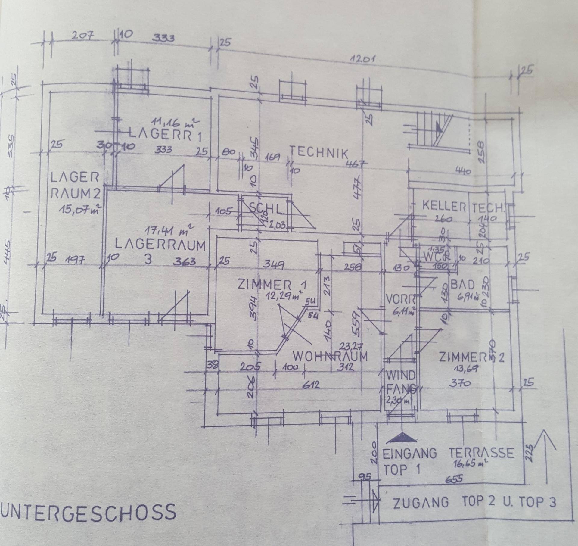Detaillierter Grundriss des Untergeschosses mit Lager- und Technikräumen sowie Zimmern.