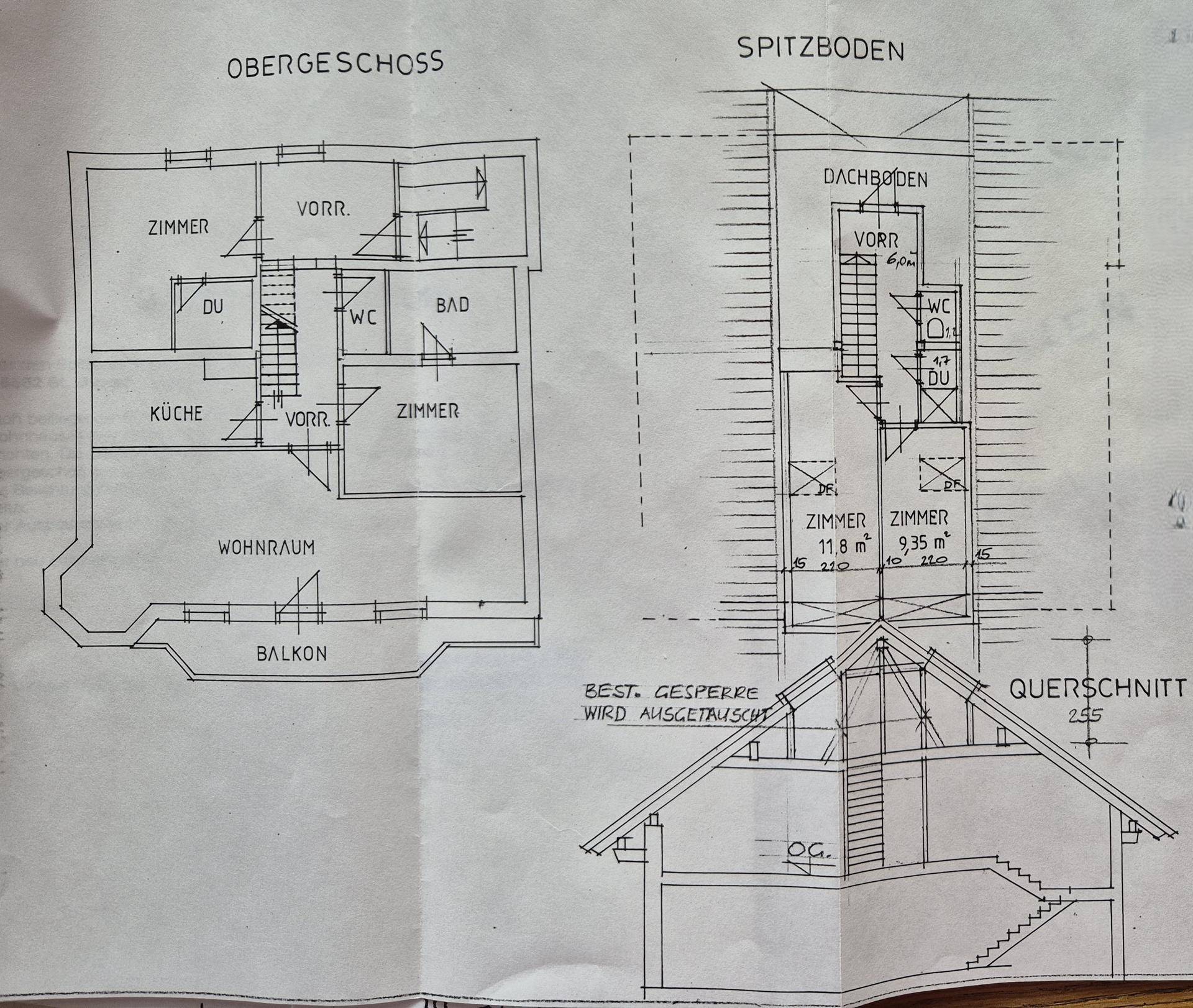 Grundriss des Obergeschosses und Spitzbodens mit Küche, Wohnraum, Bädern und Zimmern sowie einem Querschnitt.