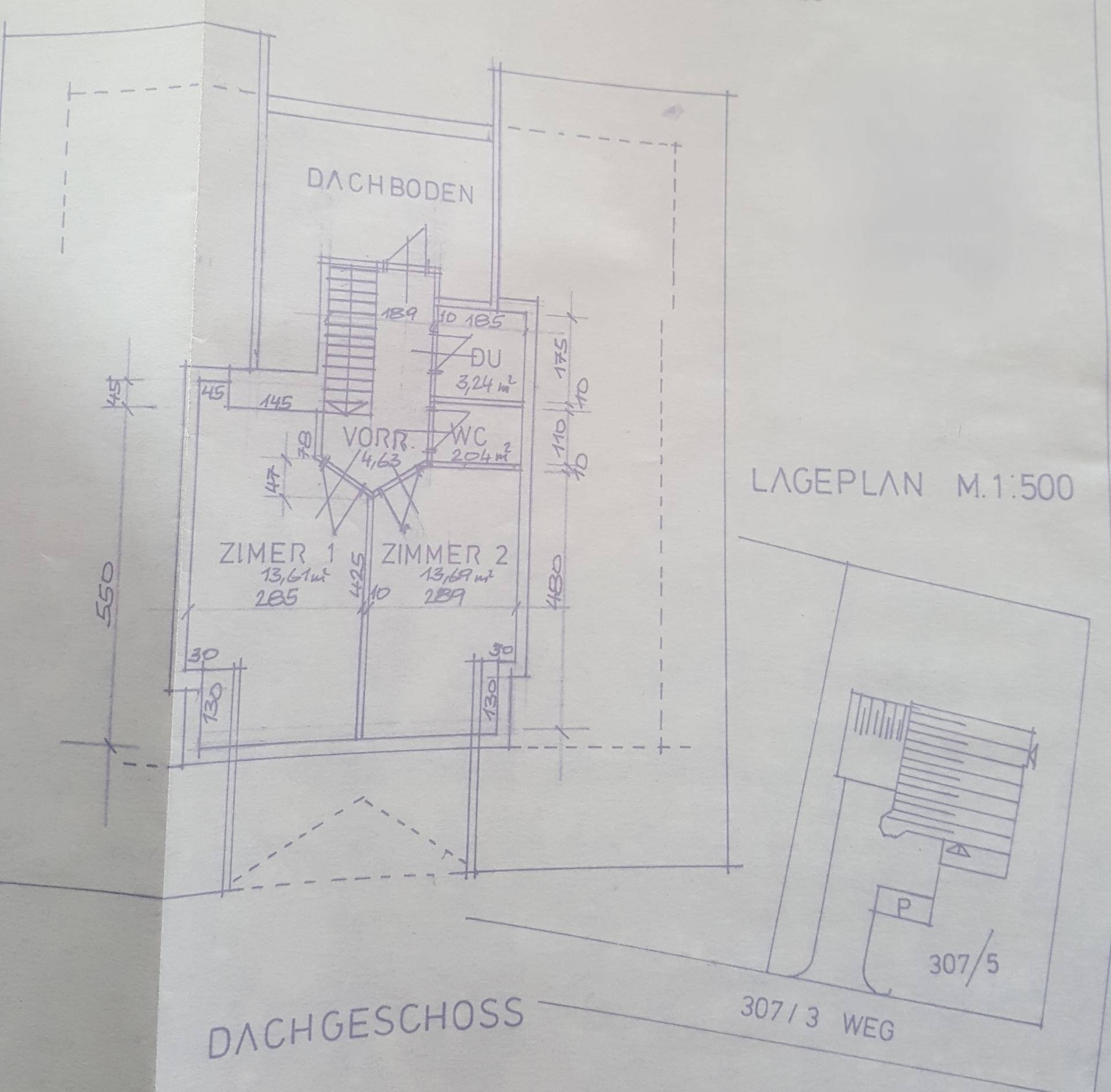 Handgezeichneter Grundriss des Dachgeschosses mit zwei Zimmern, WC und Duschbereich sowie einem Lageplan.