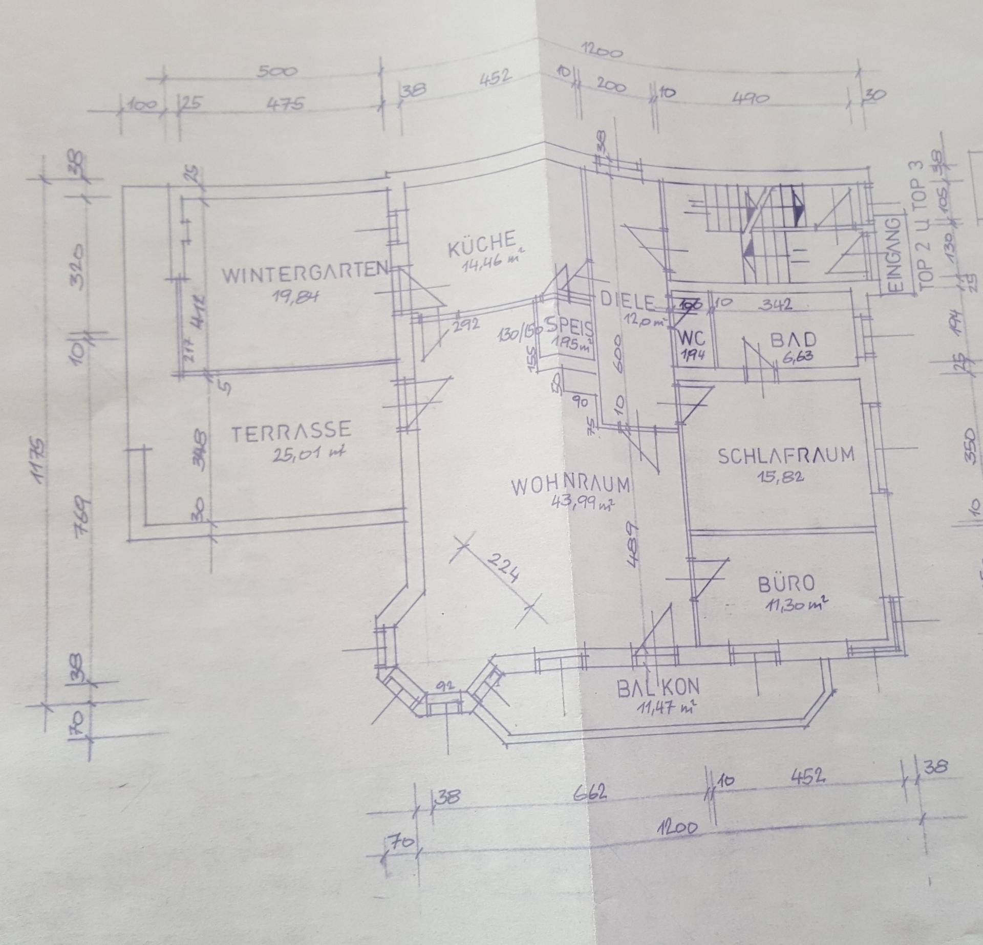 Detaillierter Grundriss des Erdgeschosses mit Wohnraum, Küche, Wintergarten und Terrasse.
