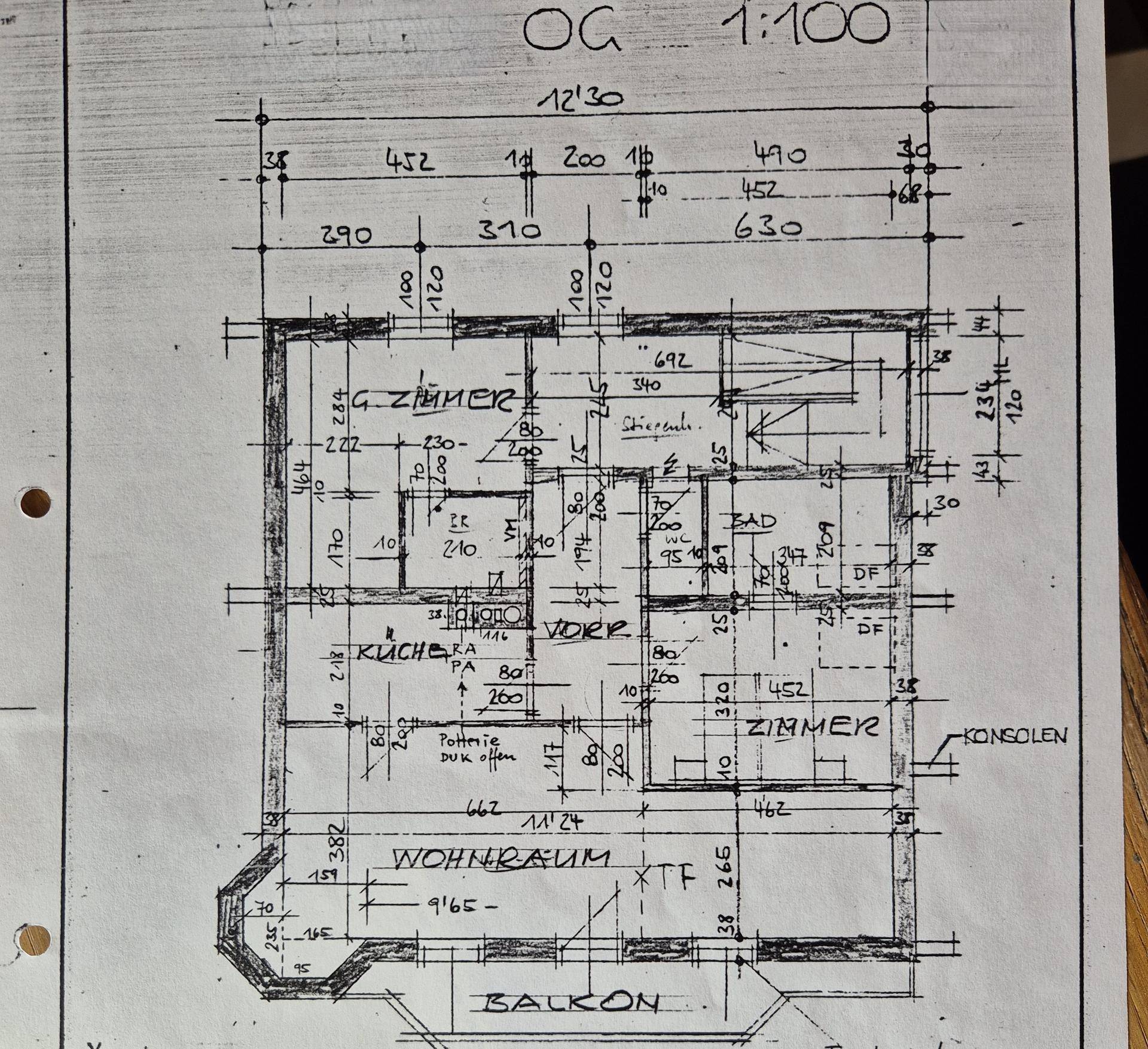 Detaillierter Grundriss des Obergeschosses mit Küche, Wohnraum, Bad, WC und Balkon.