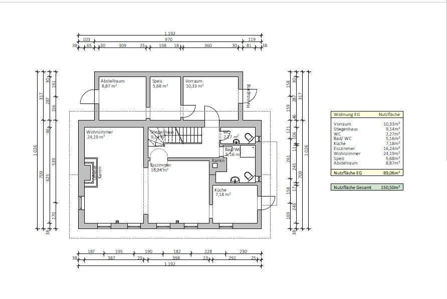 Grundriss des Erdgeschosses mit Wohnzimmer, Esszimmer, Küche und Abstellraum.