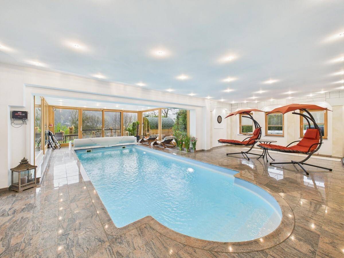 Wellnessbereich mit Poollandschaft