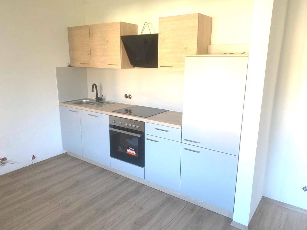 Detailansicht der modernen Einbauküche mit Induktionskochfeld und Backofen.