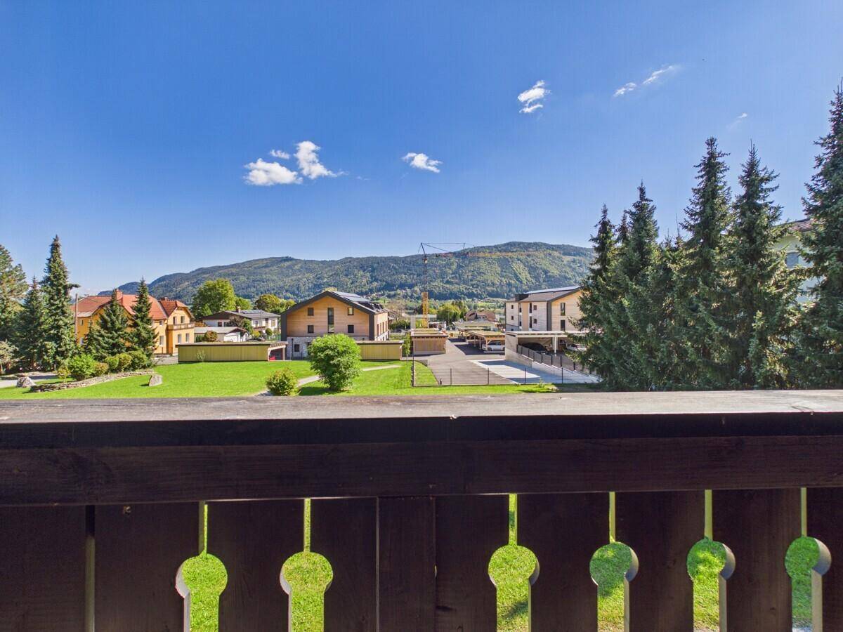 Panoramablick vom Balkon auf die grüne Landschaft und die umliegenden Berge.