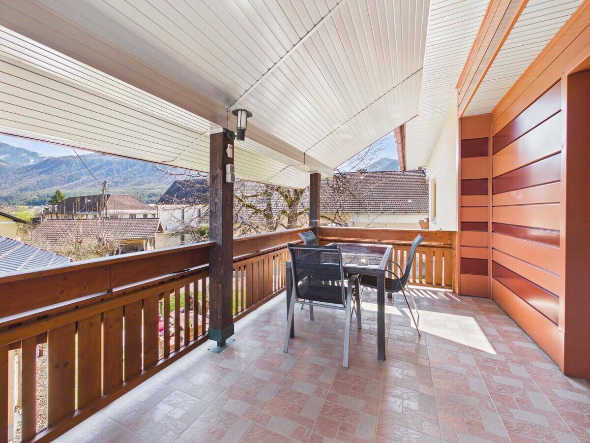Überdachter Balkon mit Sitzgelegenheiten und herrlichem Bergblick in die Ferne.